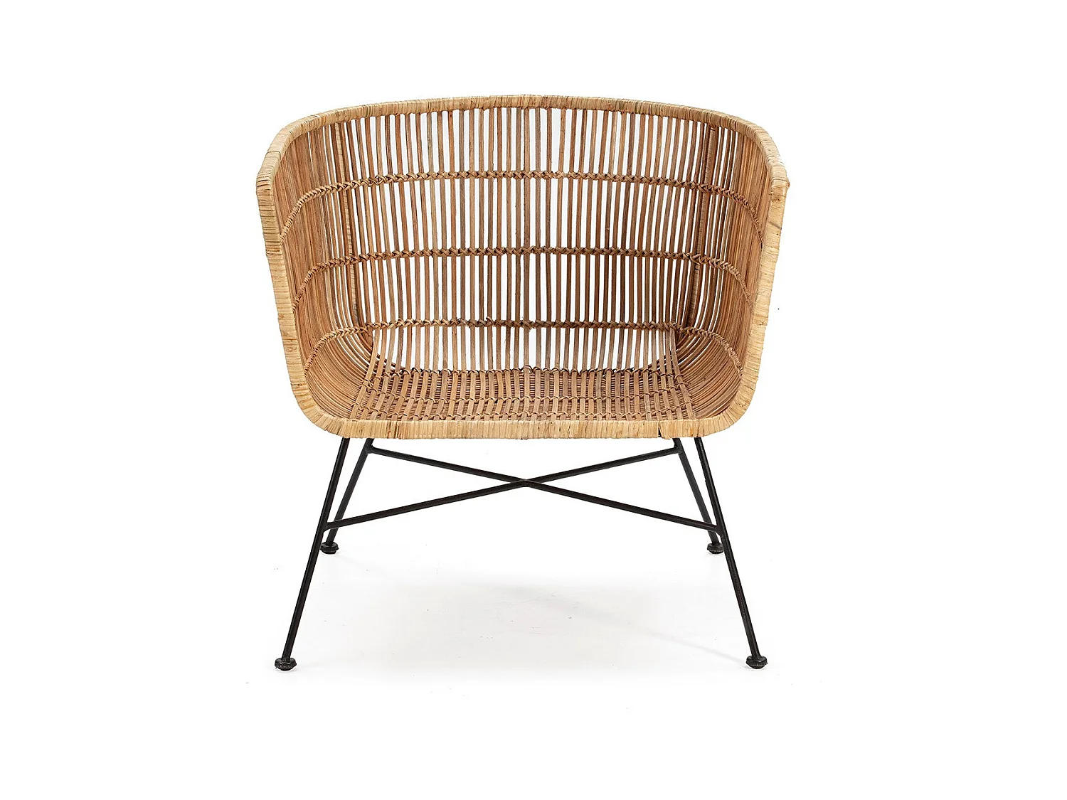 Sillón Sally de mimbre natural y patas de metal negro.
