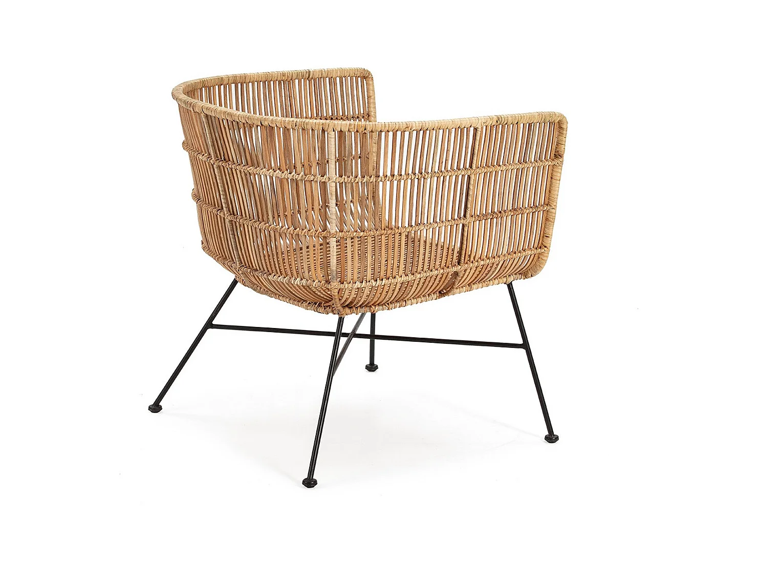 Sillón Sally de mimbre natural y patas de metal negro.