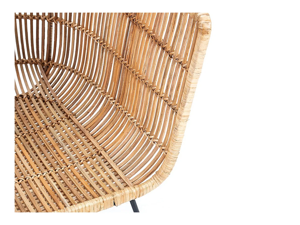 Sillón Sally de mimbre natural y patas de metal negro.