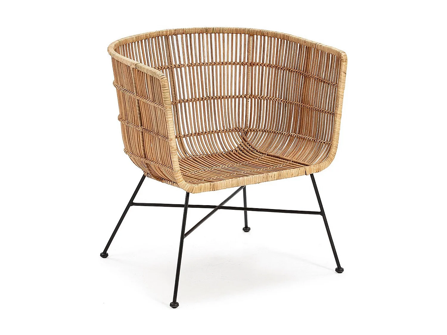 Sillón Sally de mimbre natural y patas de metal negro.