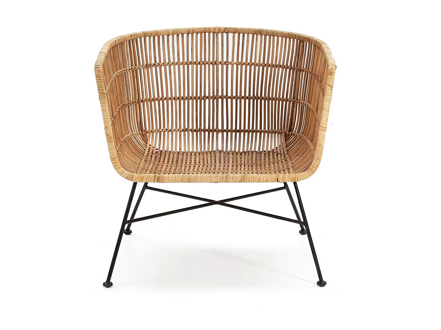 Sillón Sally de mimbre natural y patas de metal negro.