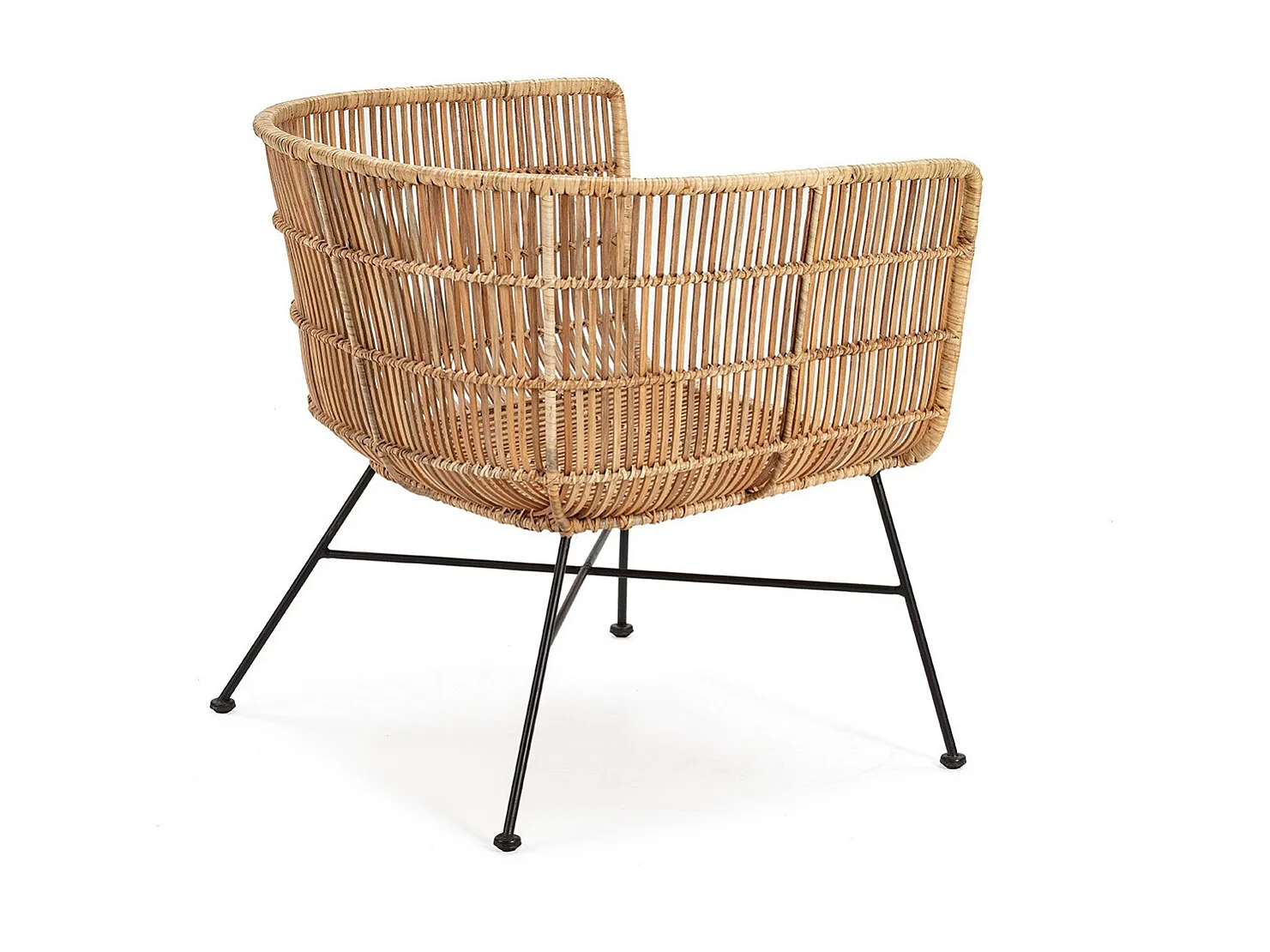 Sillón Sally de mimbre natural y patas de metal negro.