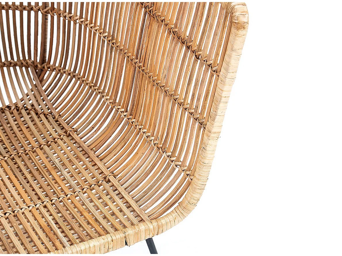 Sillón Sally de mimbre natural y patas de metal negro.
