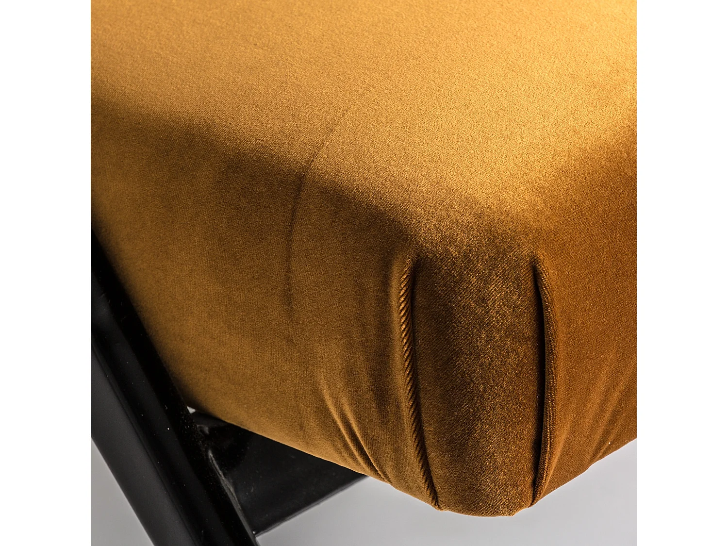 Sillón Bari 72 cm de terciopelo mostaza y madera de caucho negra