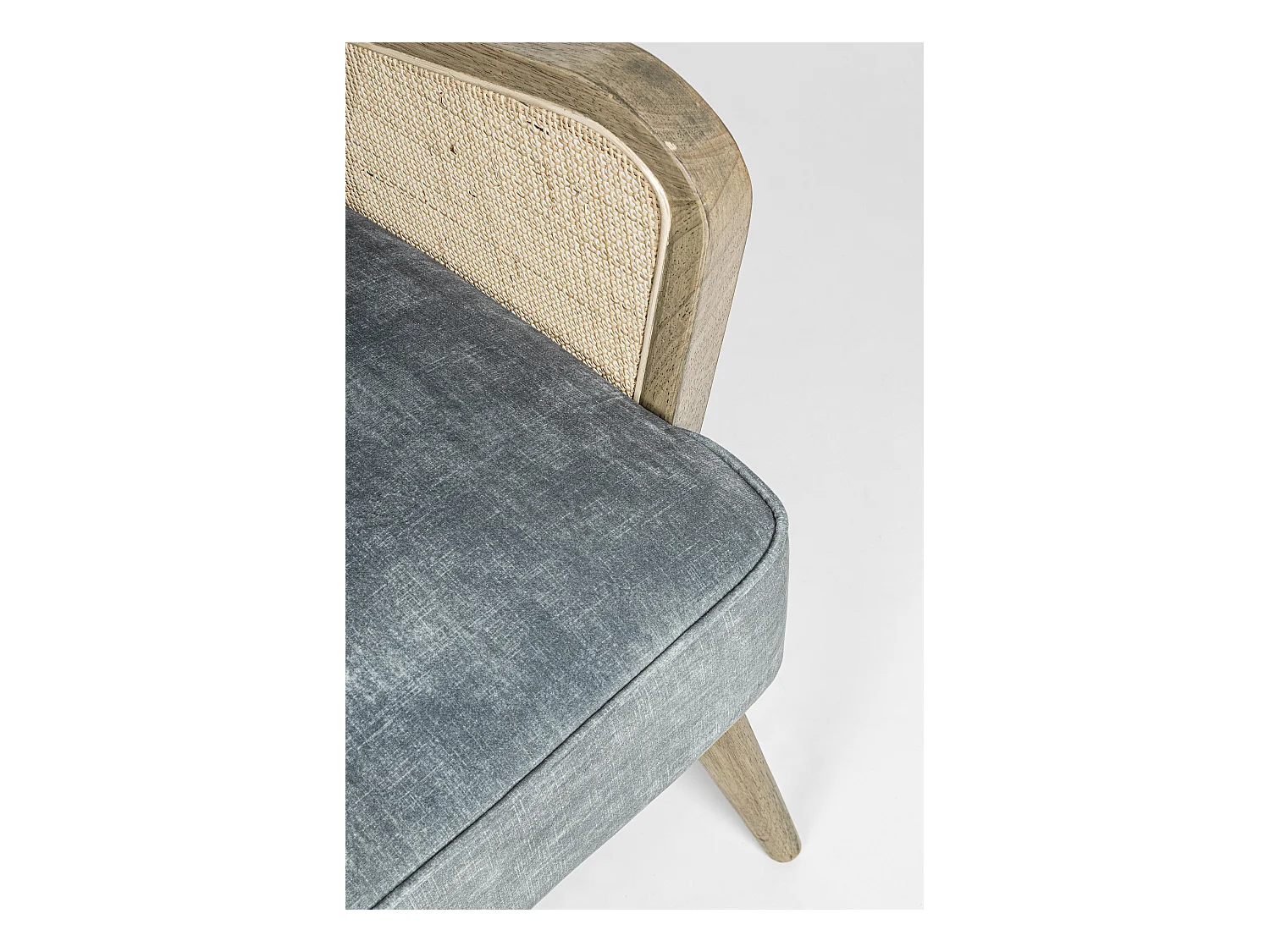 Fauteuil en bois naturel et rotin assise velours bleu Rucha 64cm