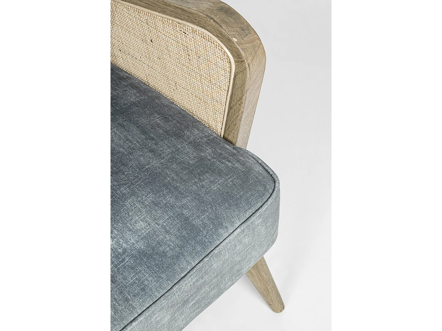 Fauteuil en bois naturel et rotin assise velours bleu Rucha 64cm