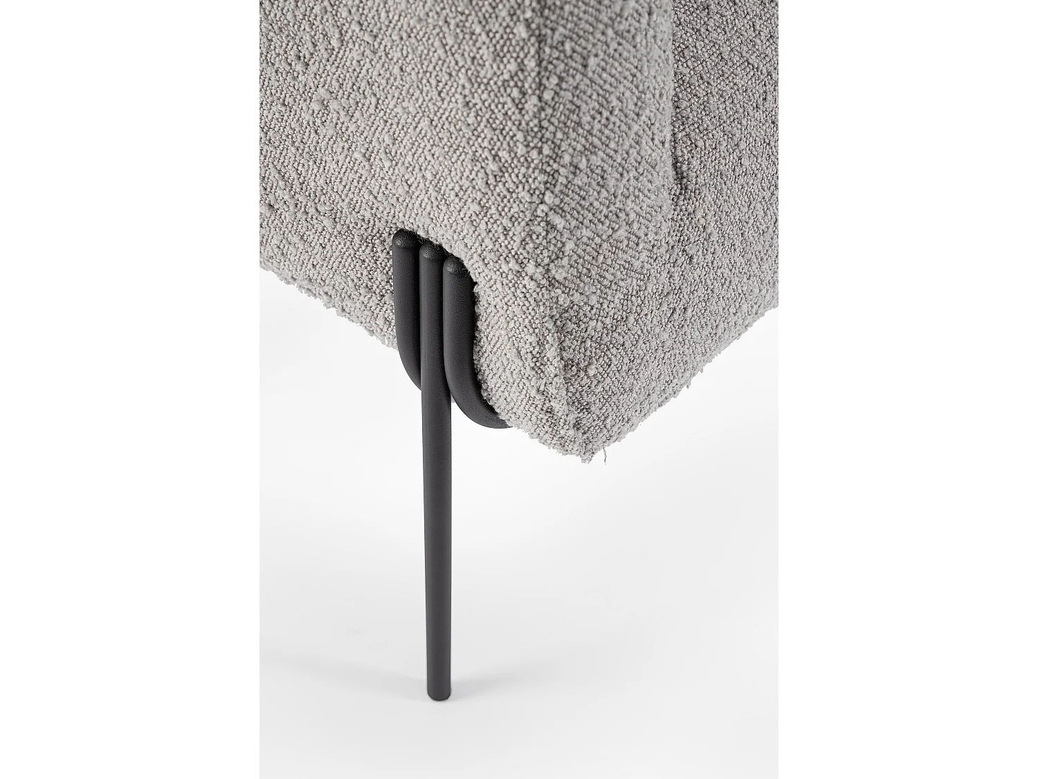 Fauteuil moderne tissu doux bouclé gris et pieds acier noir Klody 78cm