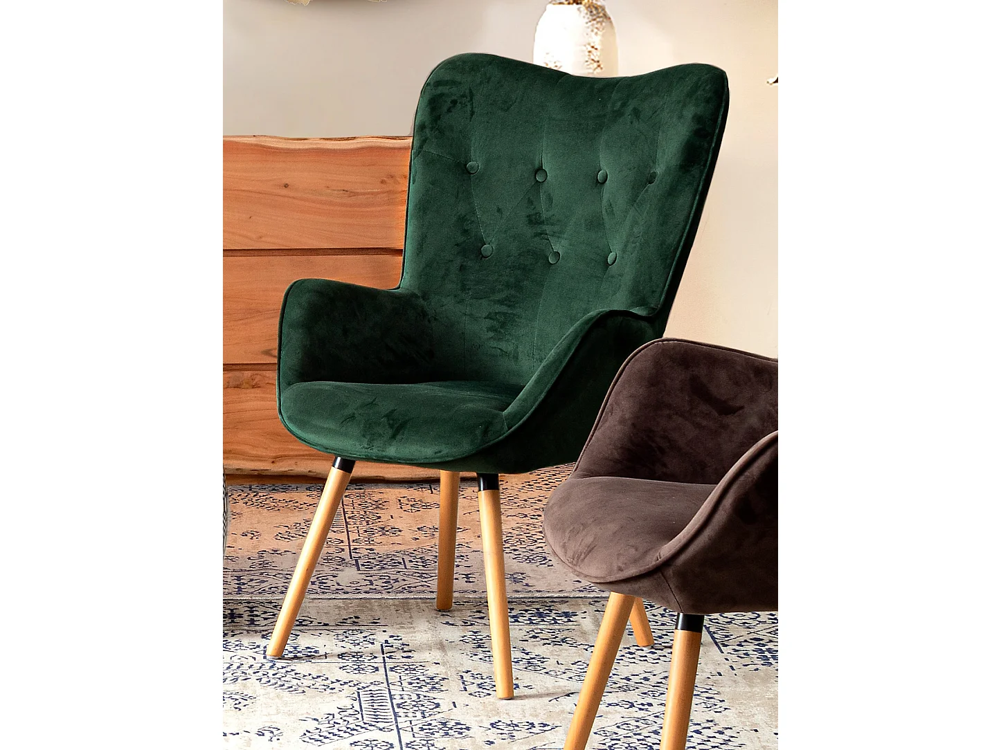 Fauteuil en velours vert et pieds en bois Roméo