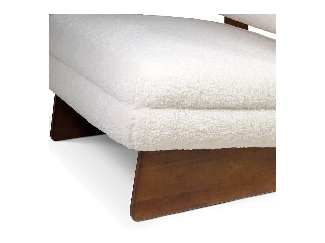 Fauteuil design en laine à bouclettes blanc cassé et bois de pin marron Orika