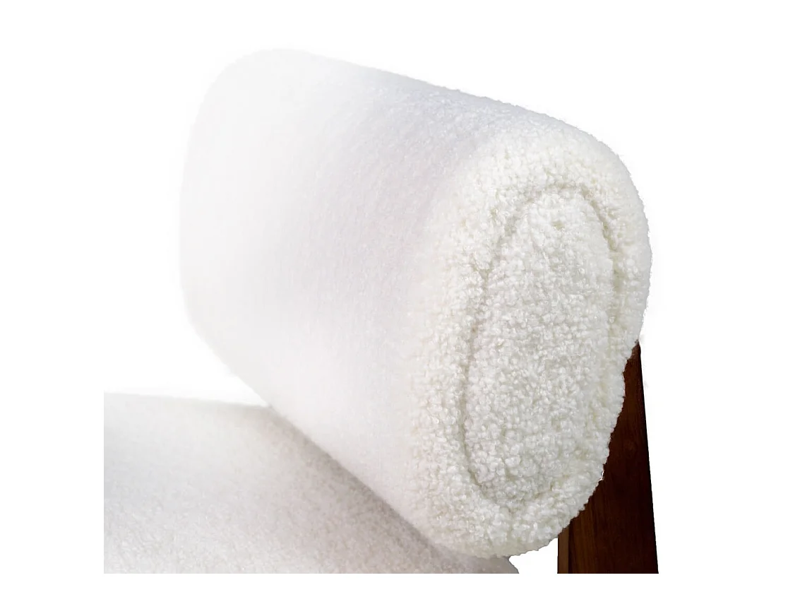 Fauteuil design en laine à bouclettes blanc cassé et bois de pin marron Orika