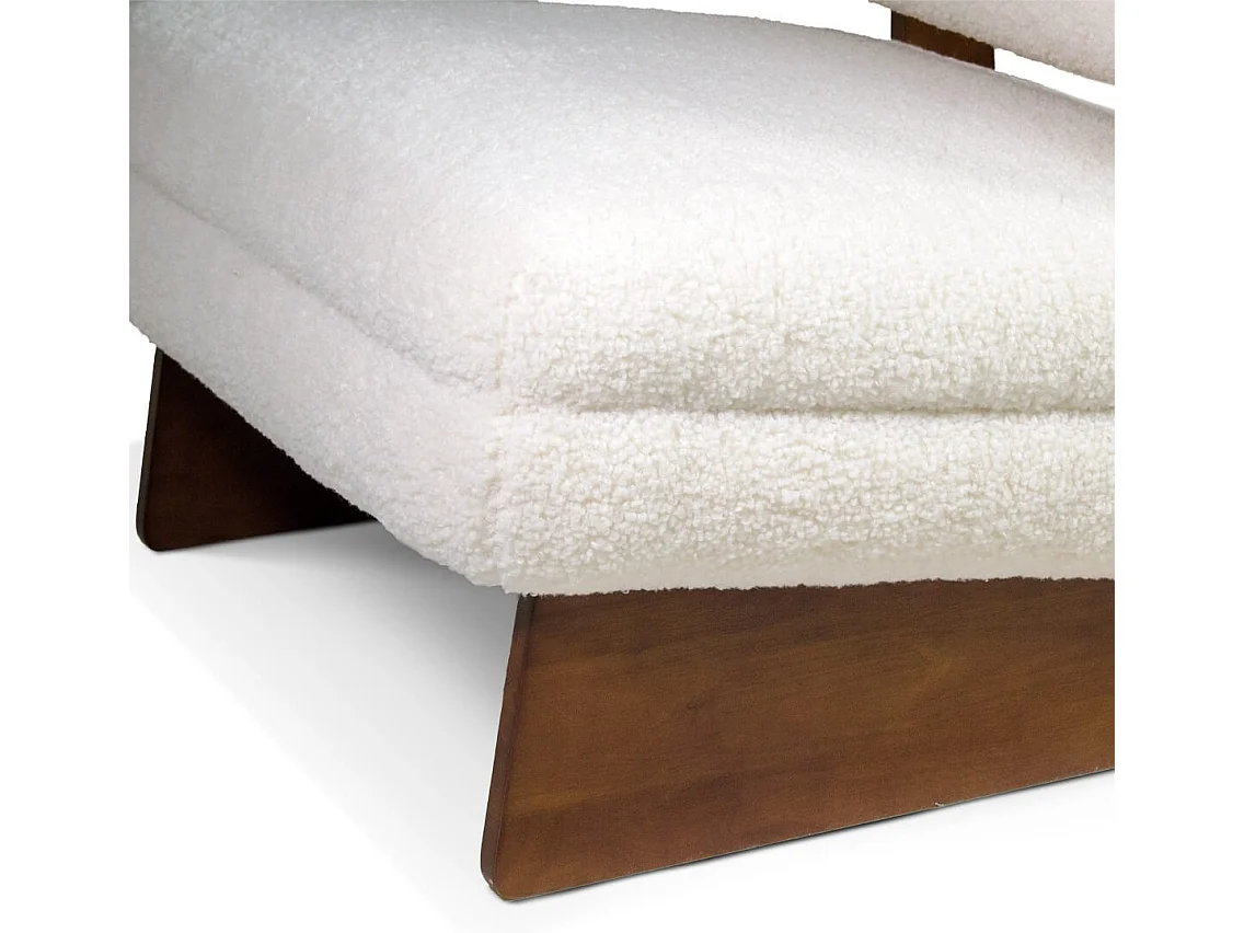 Fauteuil design en laine à bouclettes blanc cassé et bois de pin marron Orika