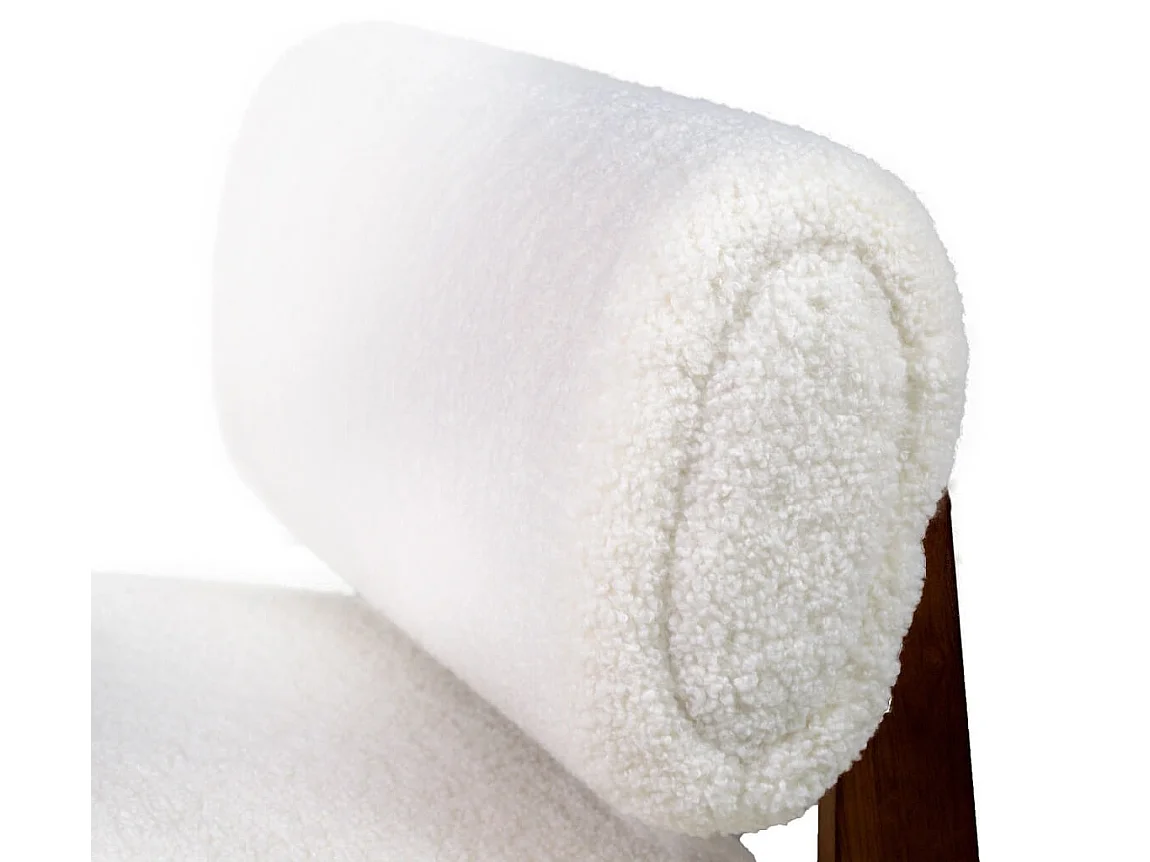 Fauteuil design en laine à bouclettes blanc cassé et bois de pin marron Orika