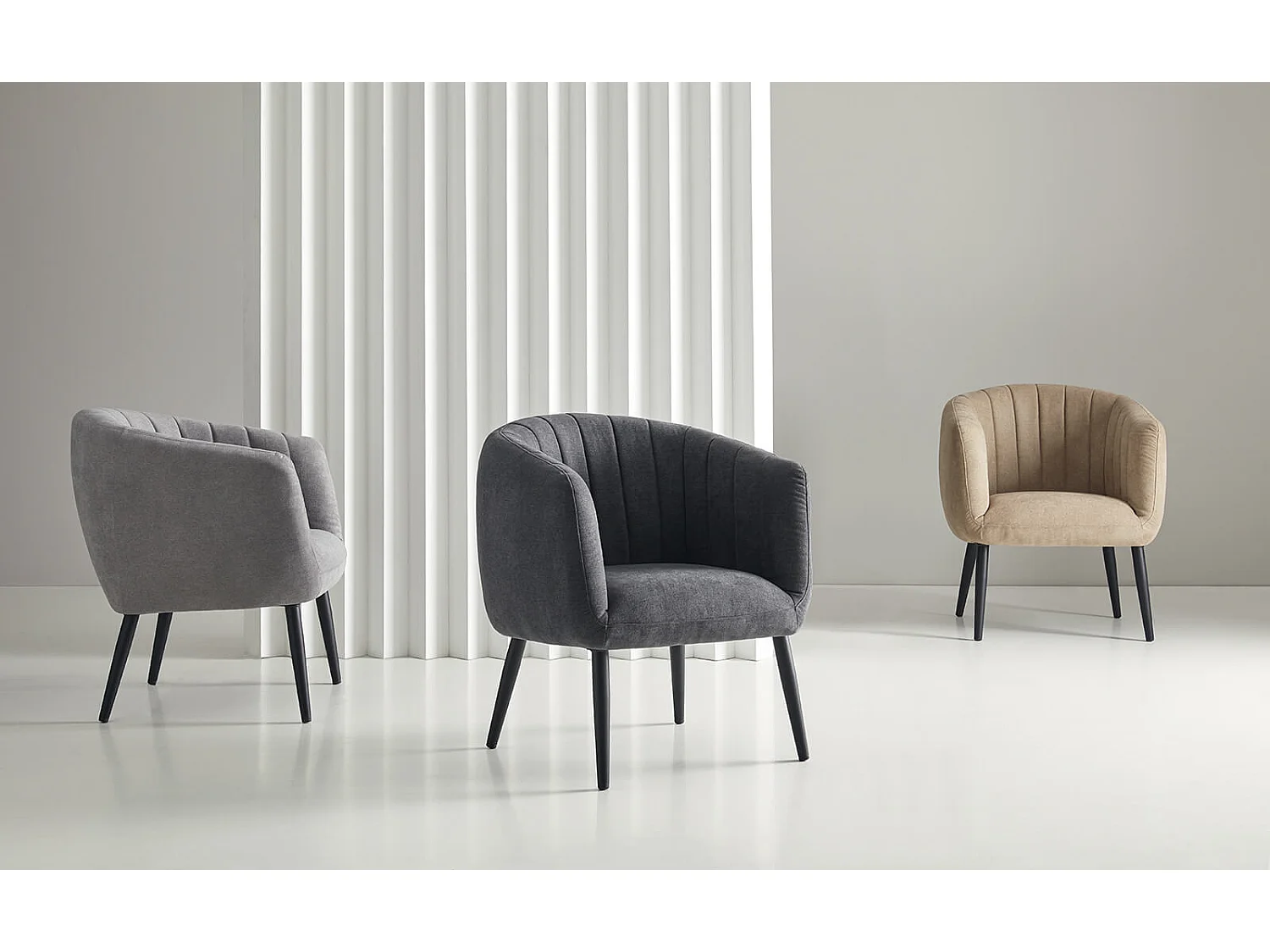 Fauteuil confortable tissu marron clair et pieds métal noir Vina 68cm