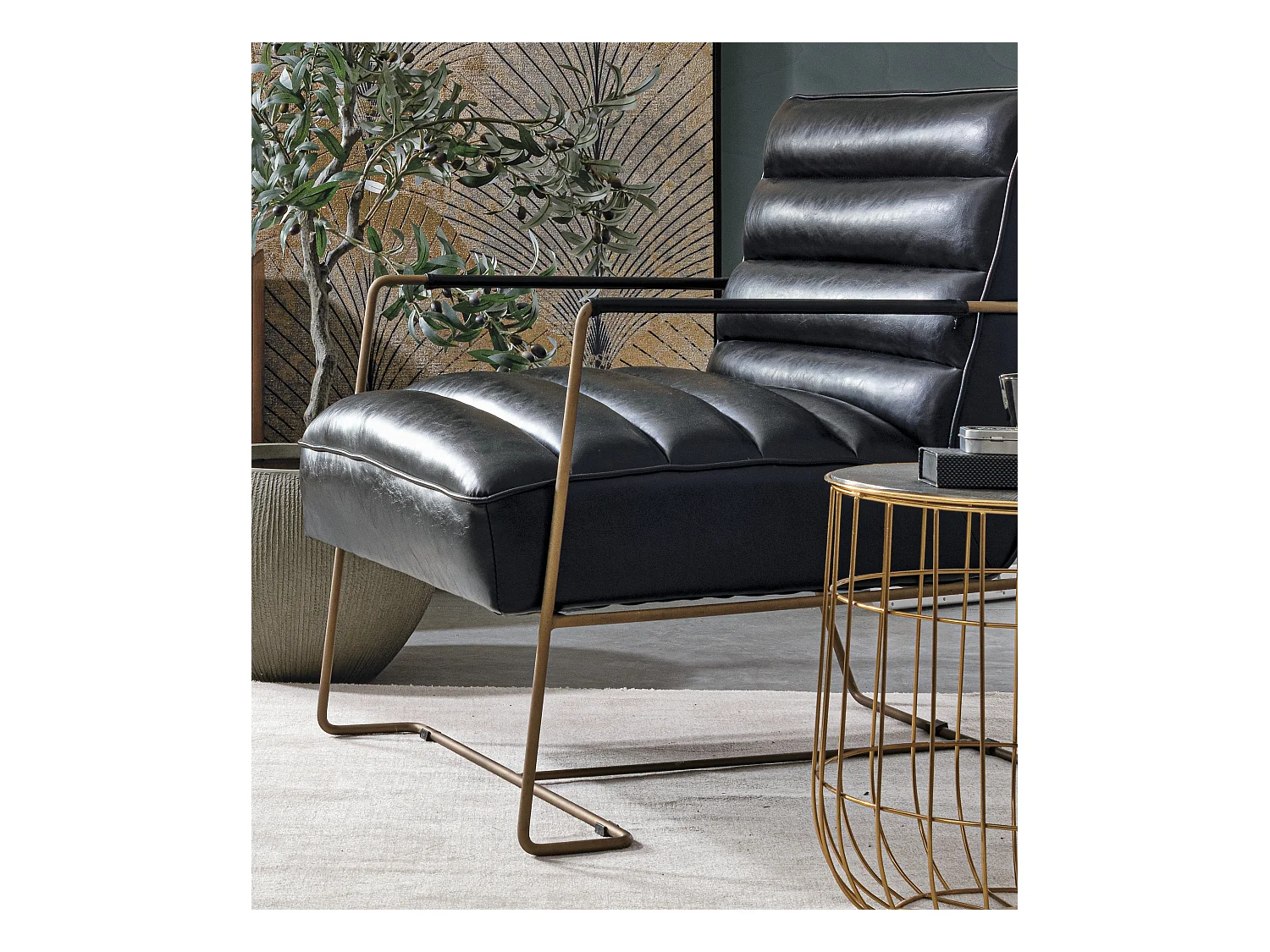 Fauteuil en simili cuir noir et pieds en acier Brina