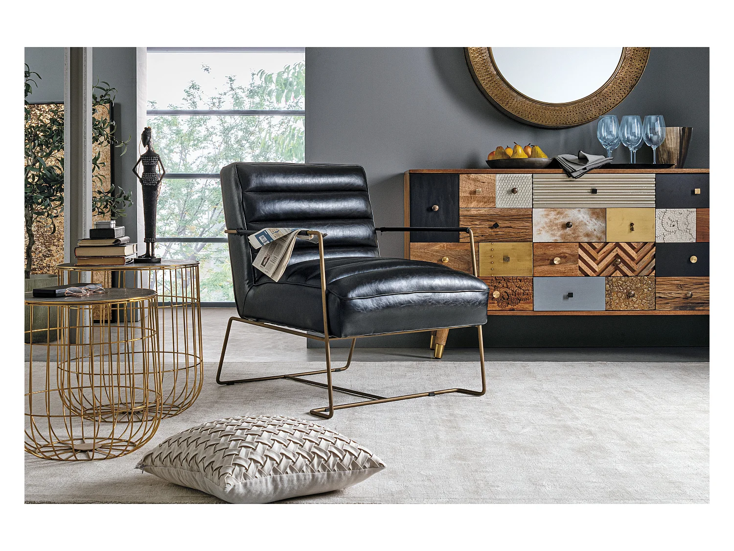 Fauteuil en simili cuir noir et pieds en acier Brina