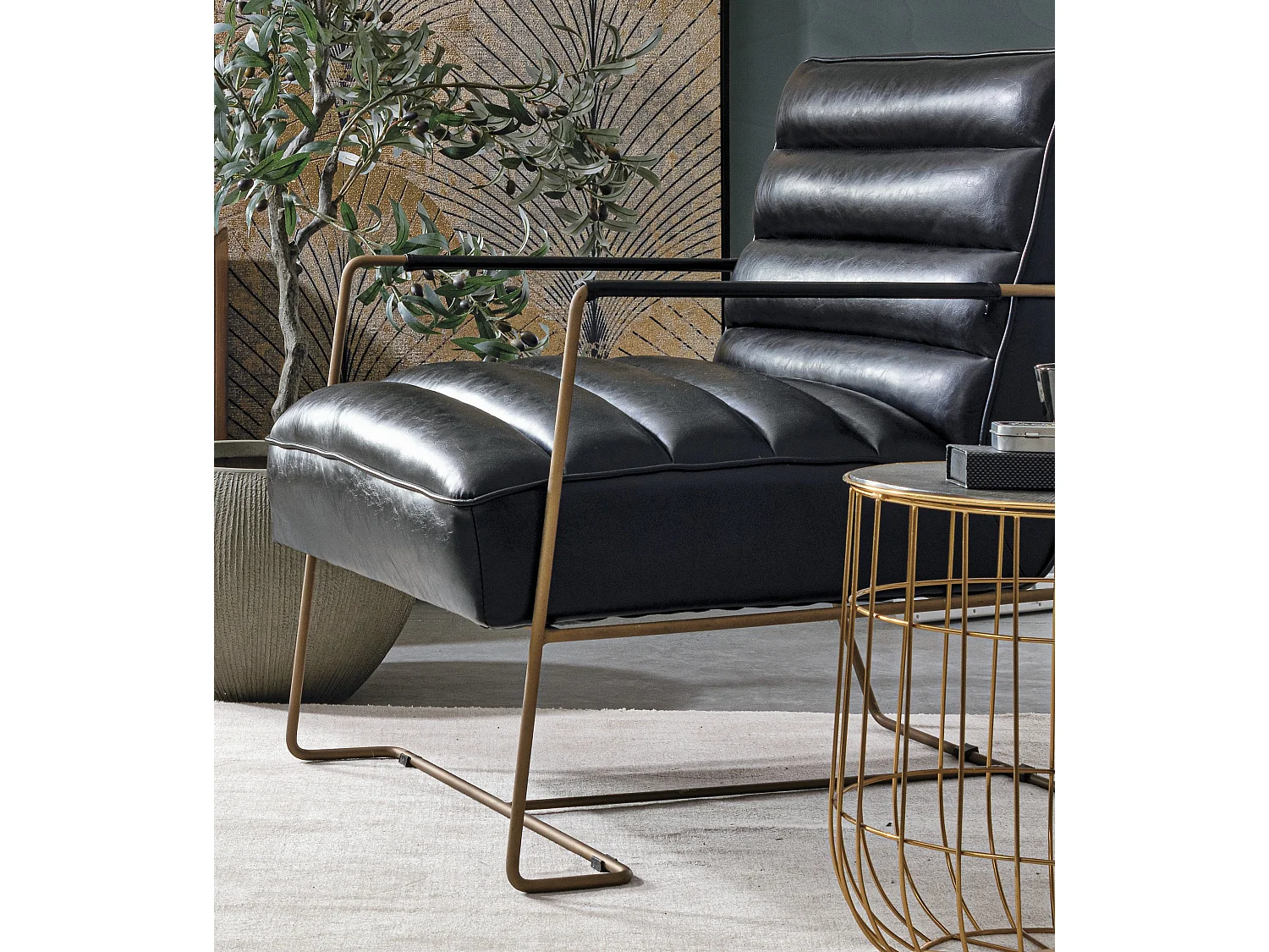 Fauteuil en simili cuir noir et pieds en acier Brina