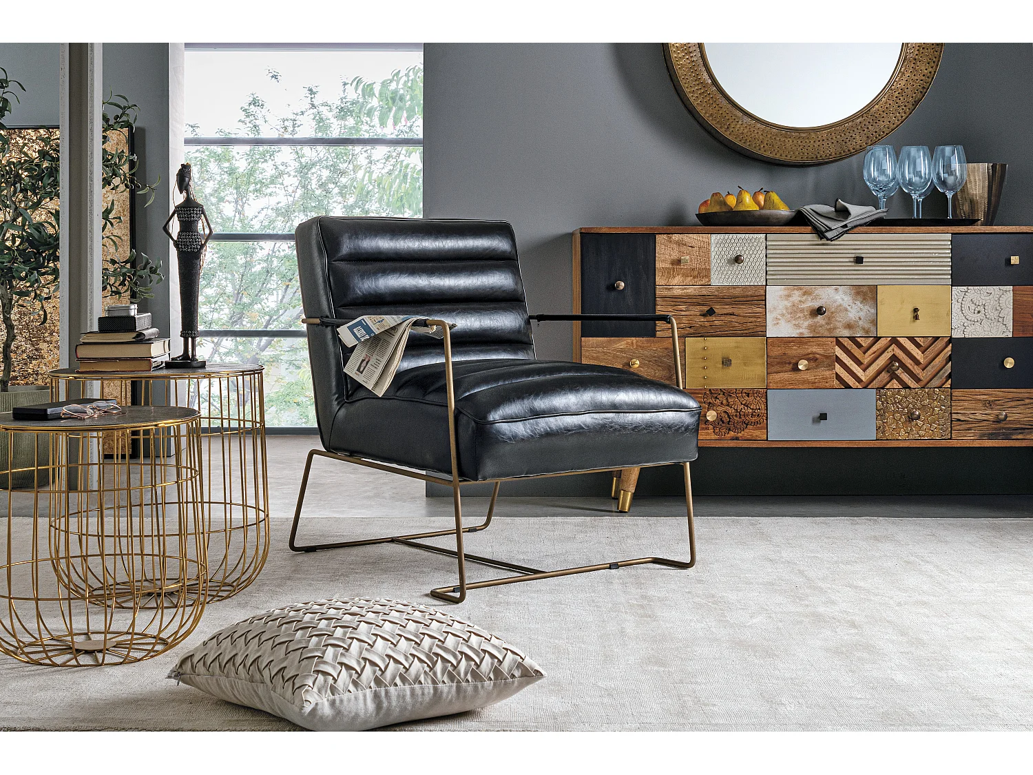 Fauteuil en simili cuir noir et pieds en acier Brina