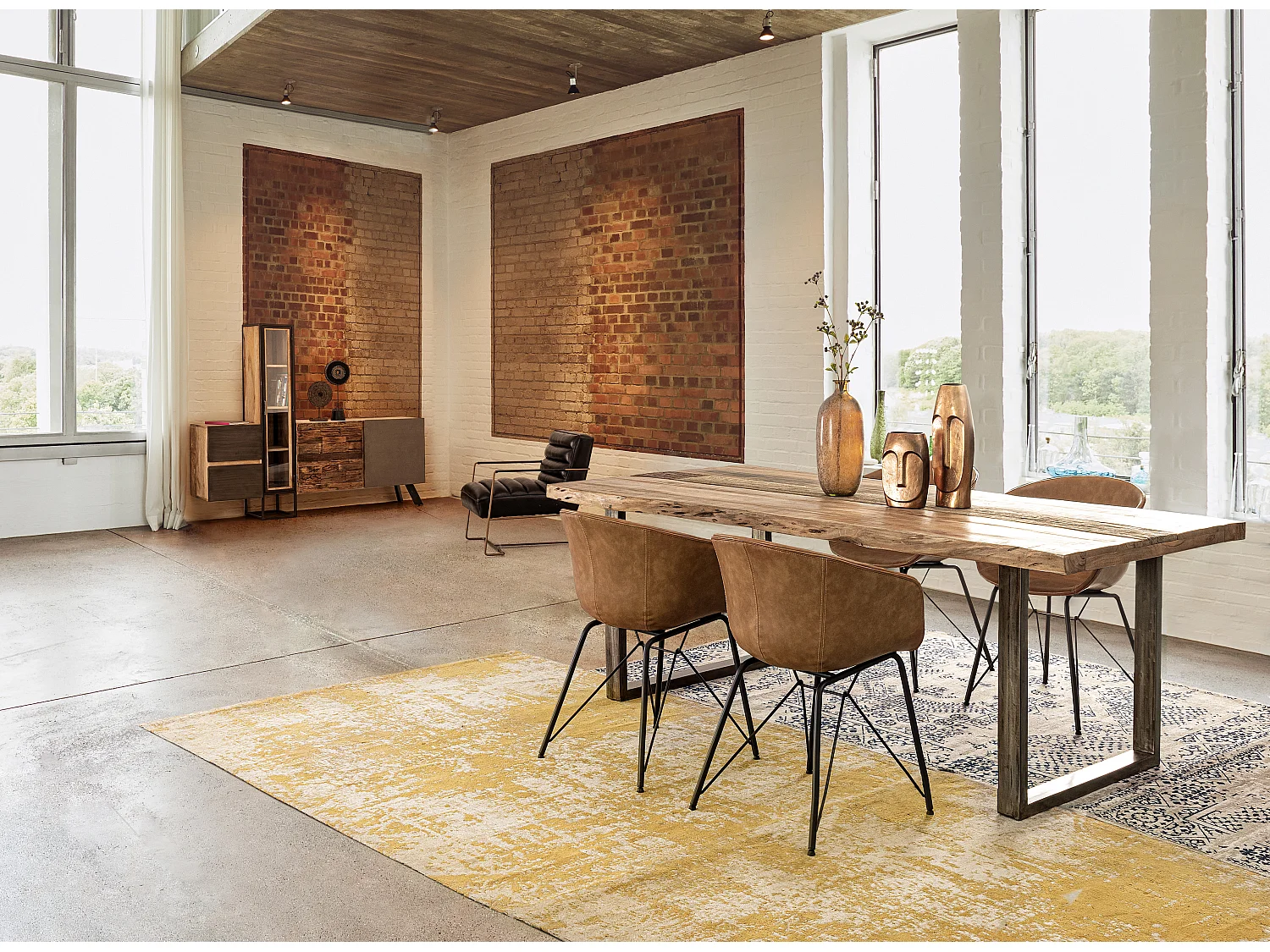 Fauteuil en simili cuir noir et pieds en acier Brina