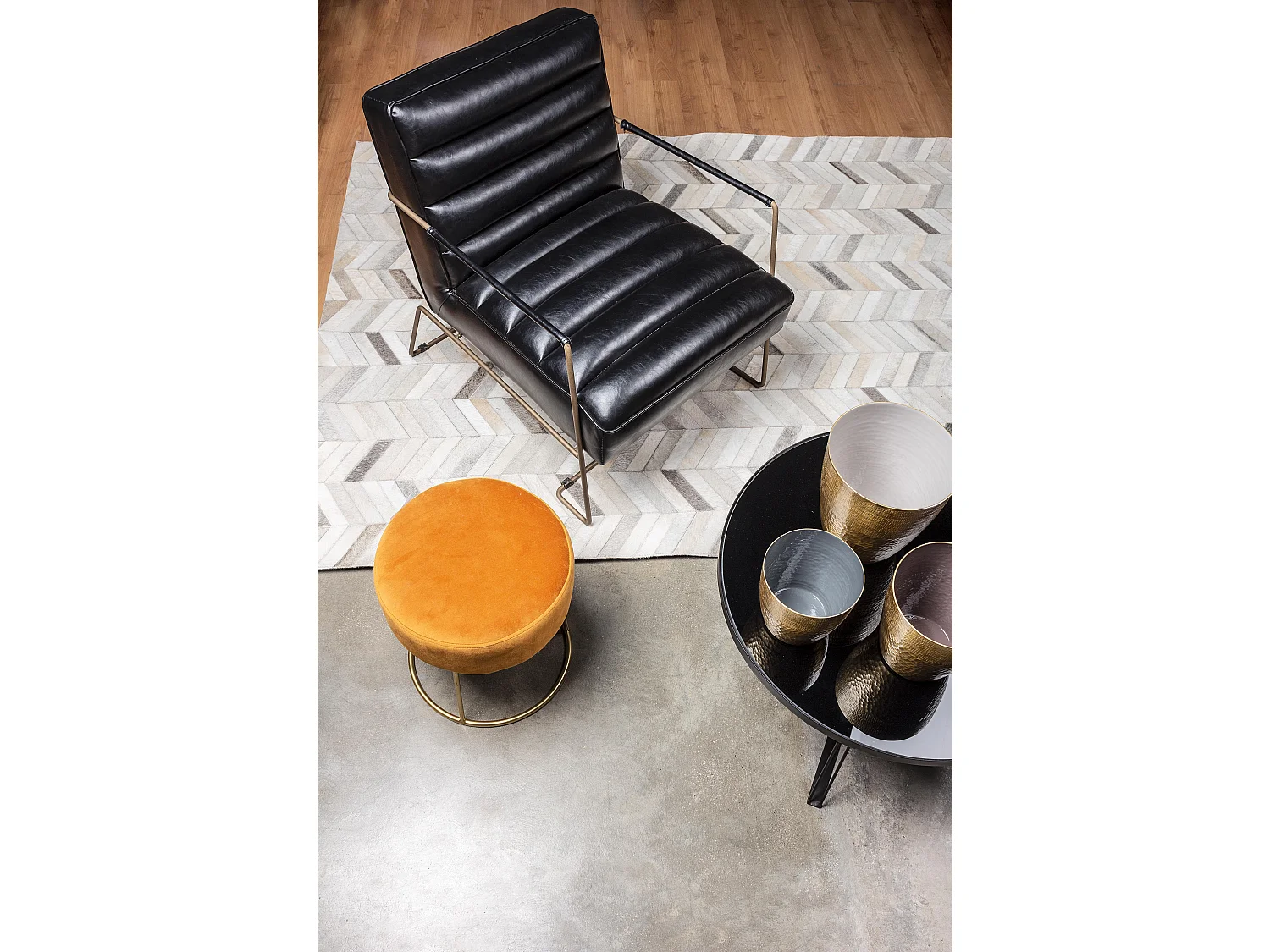 Fauteuil en simili cuir noir et pieds en acier Brina