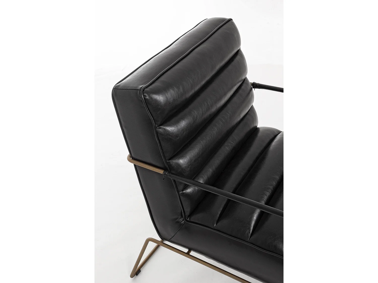 Fauteuil en simili cuir noir et pieds en acier Brina