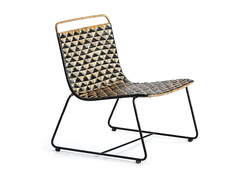 Sillón de mimbre negro y claro con patas de metal negro