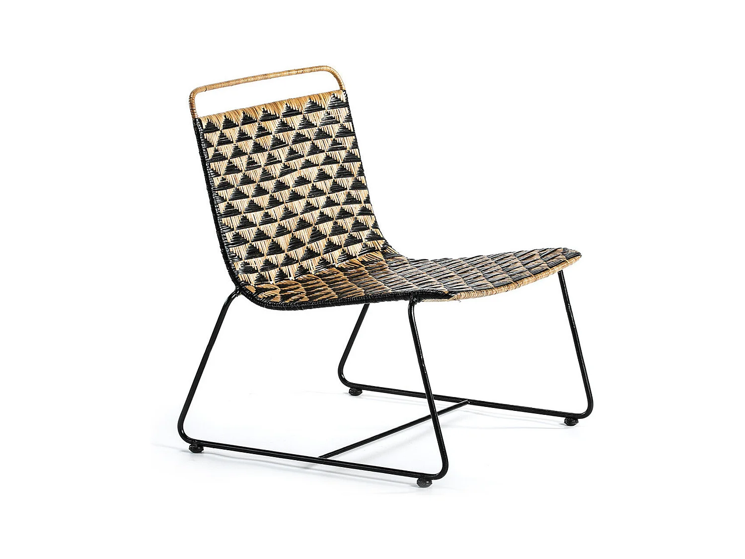 Sillón de mimbre negro y claro con patas de metal negro
