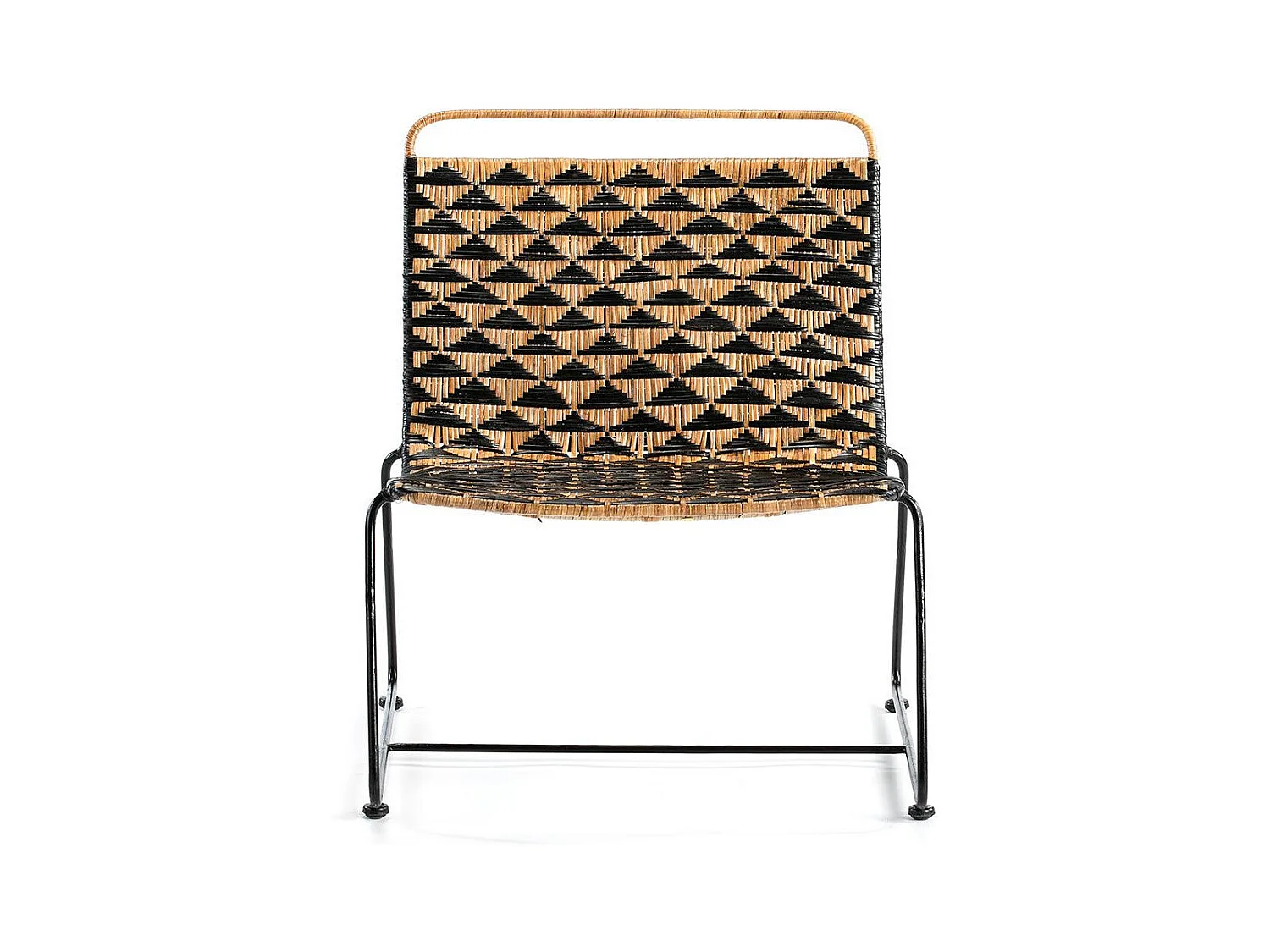 Sillón de mimbre negro y claro con patas de metal negro