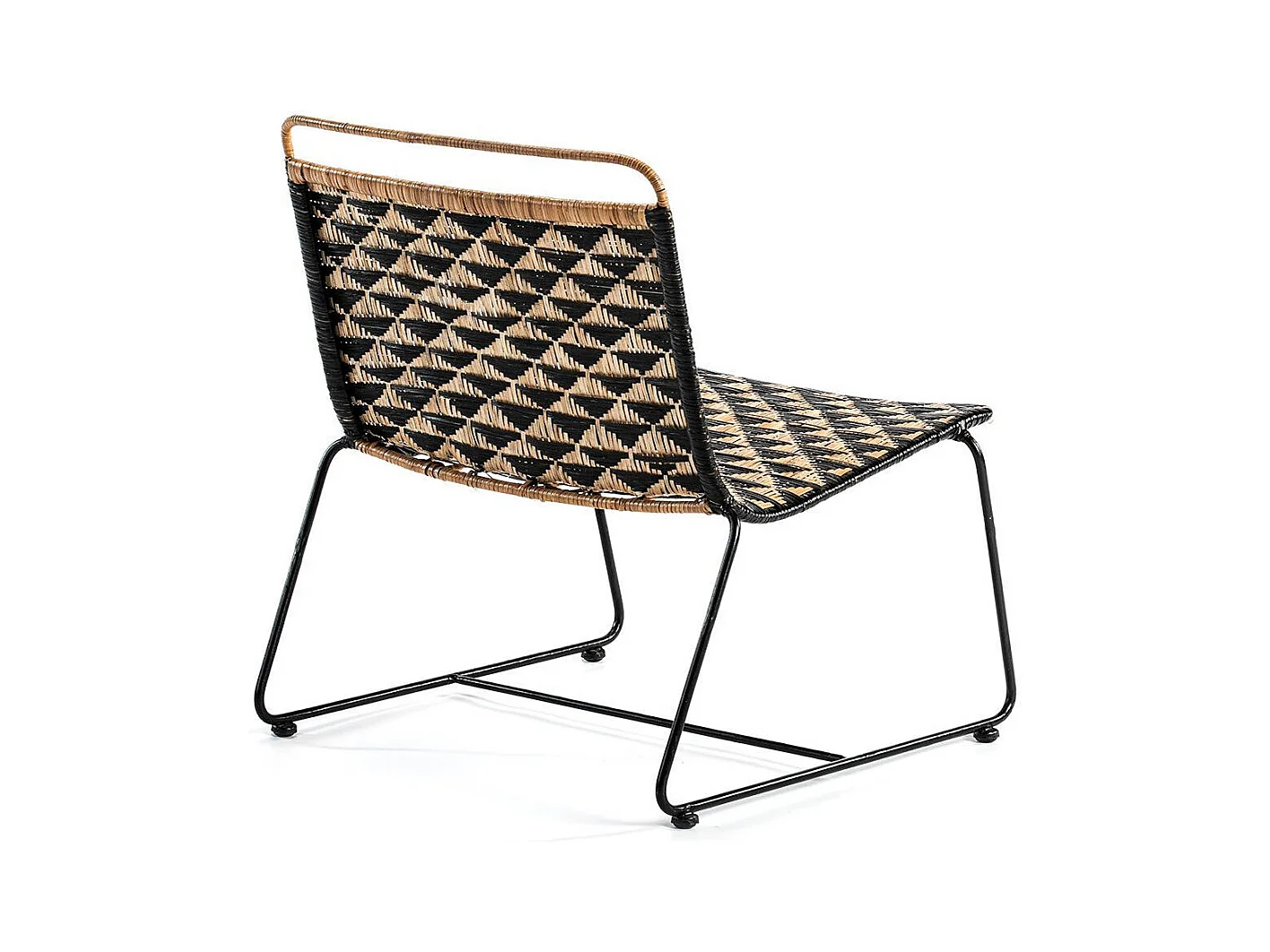 Sillón de mimbre negro y claro con patas de metal negro