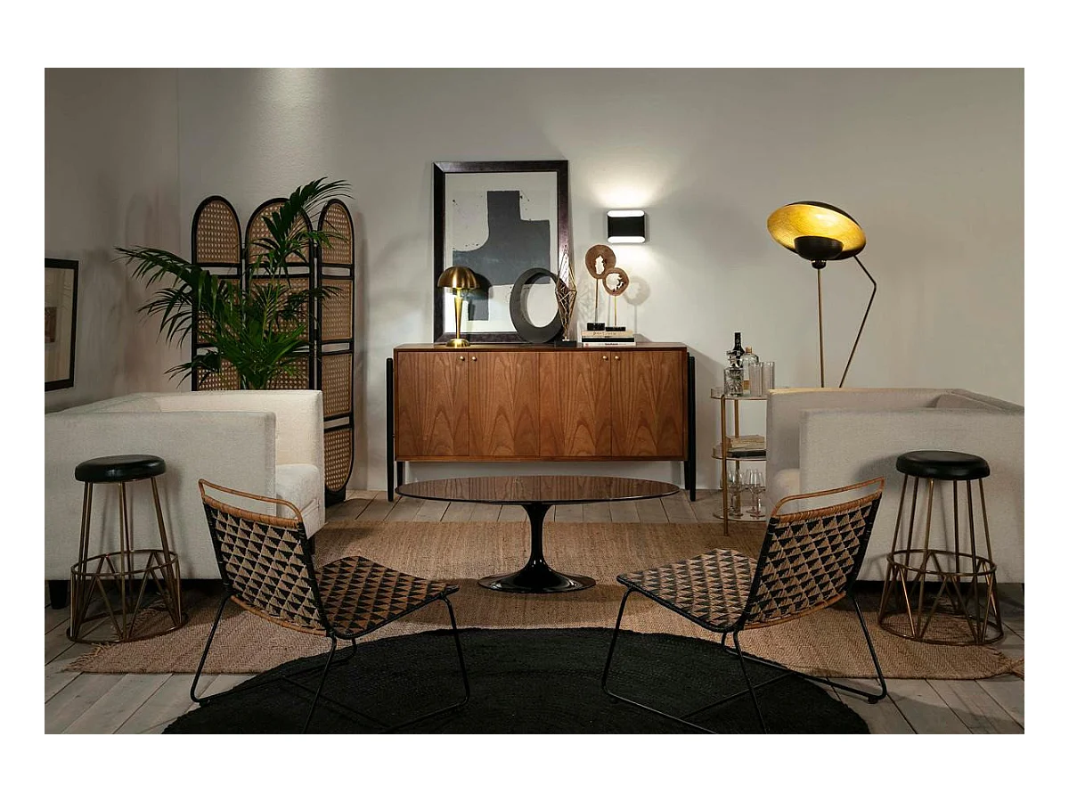 Sillón de mimbre negro y claro con patas de metal negro