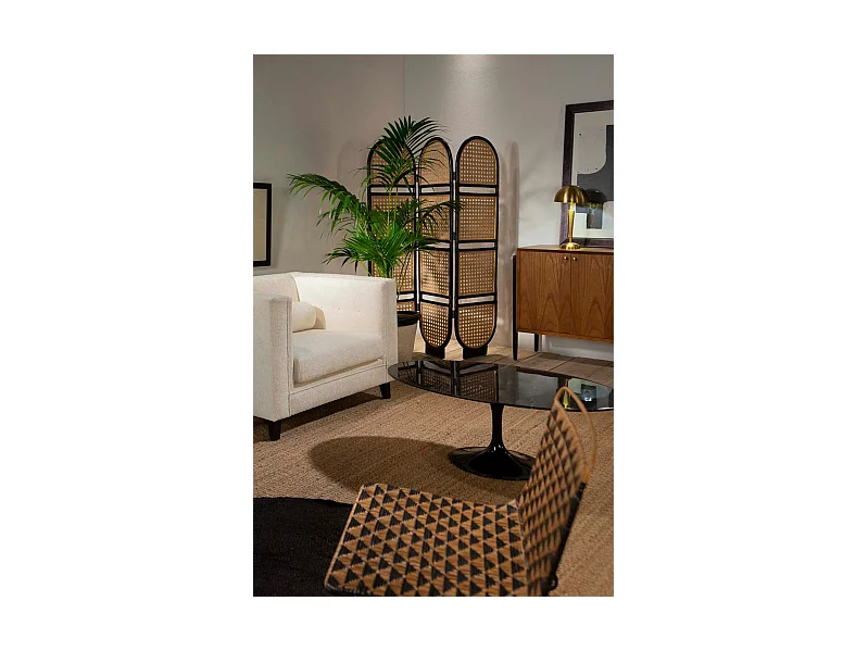 Sillón de mimbre negro y claro con patas de metal negro