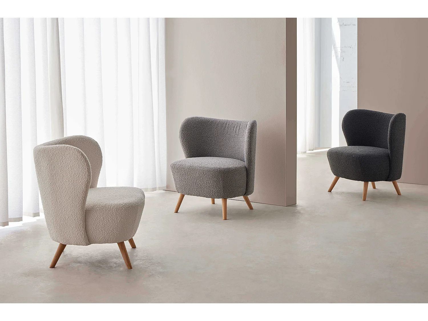 Fauteuil confortable tissu gris clair et pieds bois naturel Korta 75cm