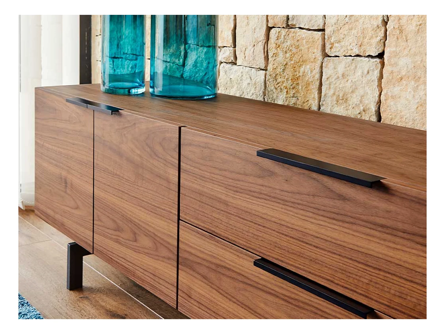 Mueble TV moderno 4 puertas nogal con patas de acero negro kalia 165 cm