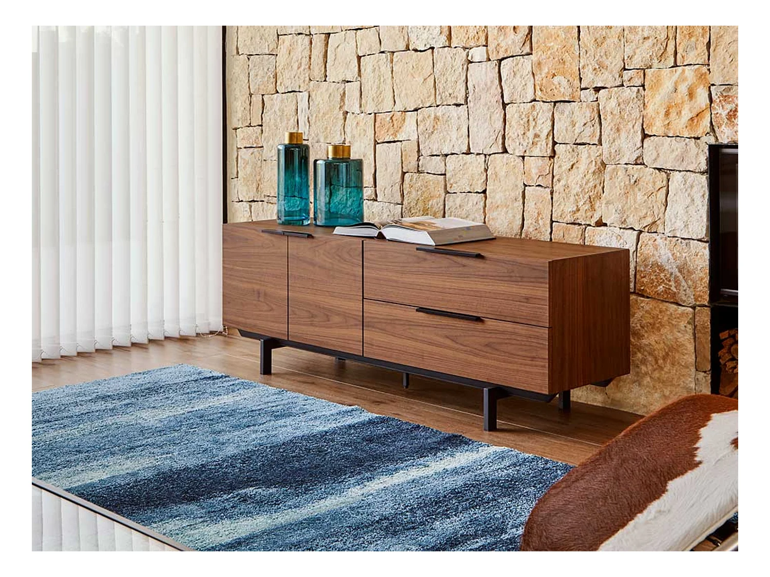 Mueble TV moderno 4 puertas nogal con patas de acero negro kalia 165 cm