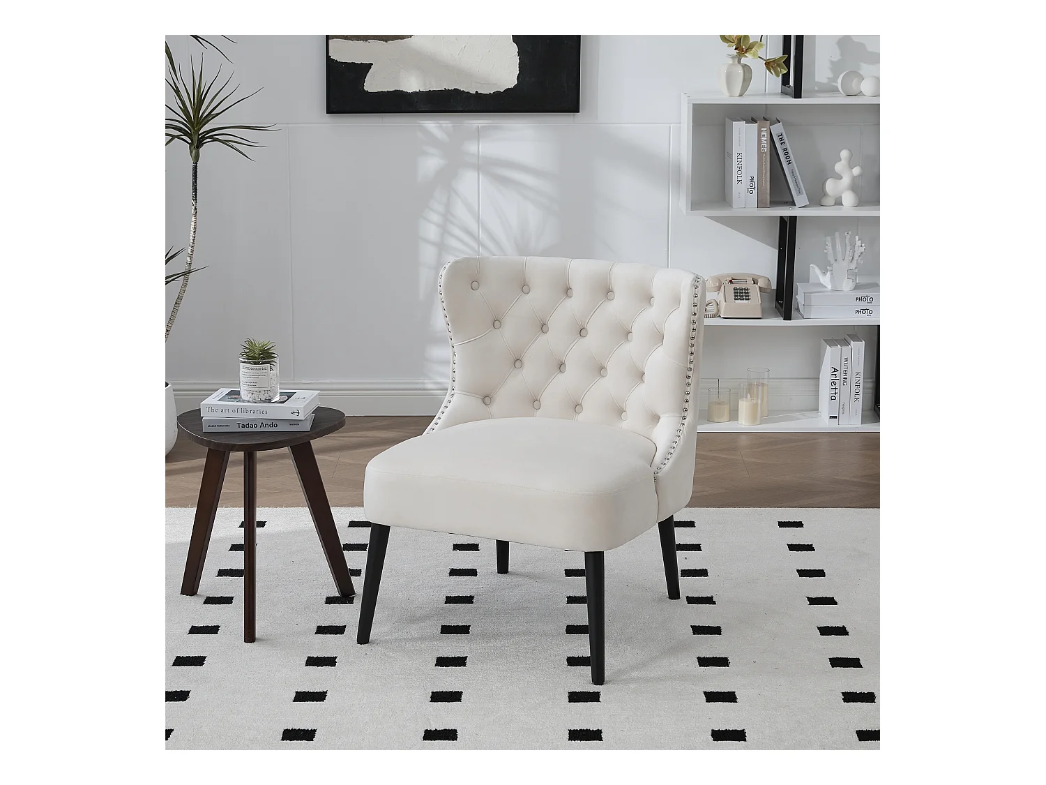 Beige stoel - Stoel met geklonken afwerking en massief houten poten - fluweel