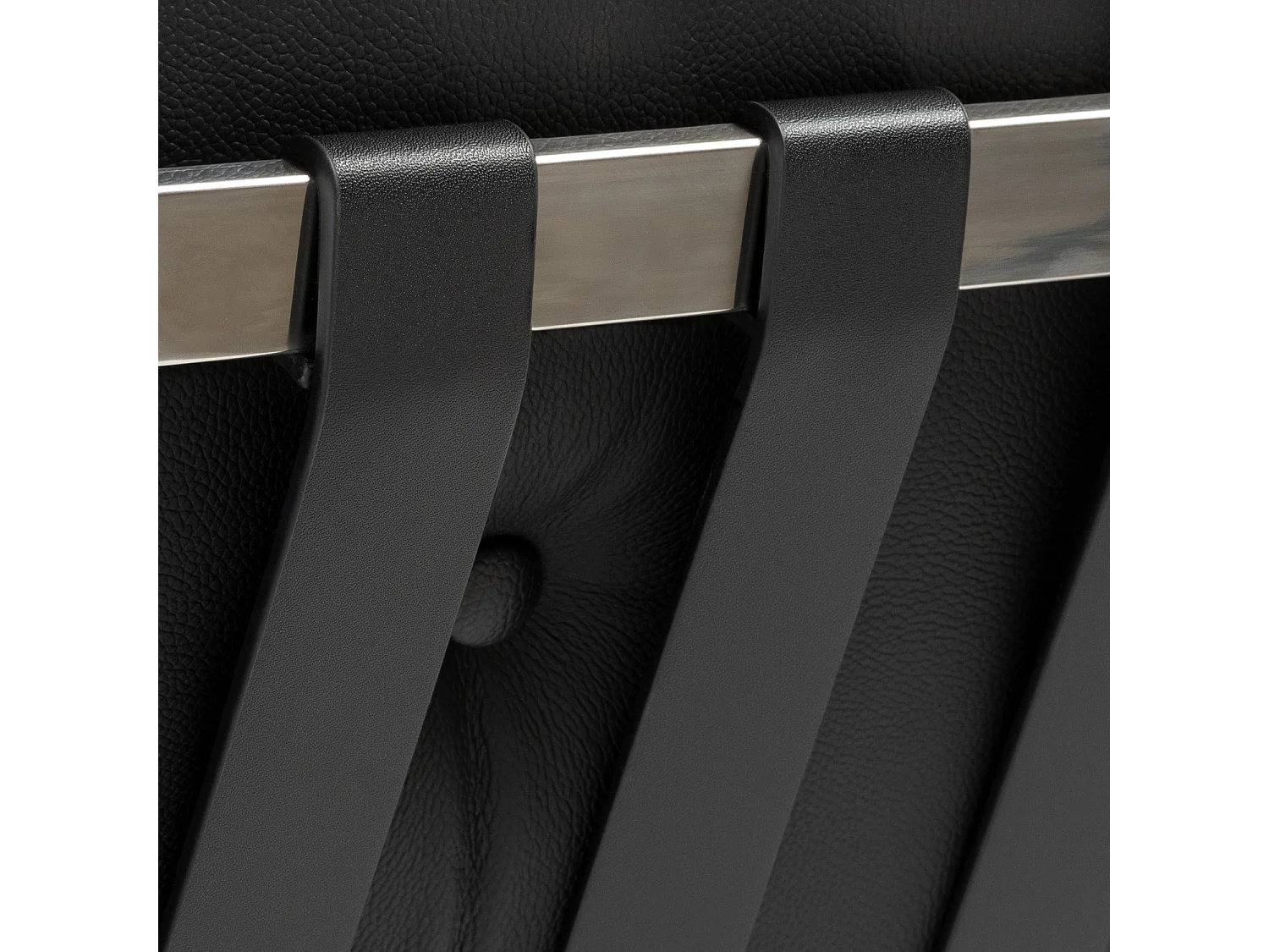 Fauteuil capitonné cuir noir Barka