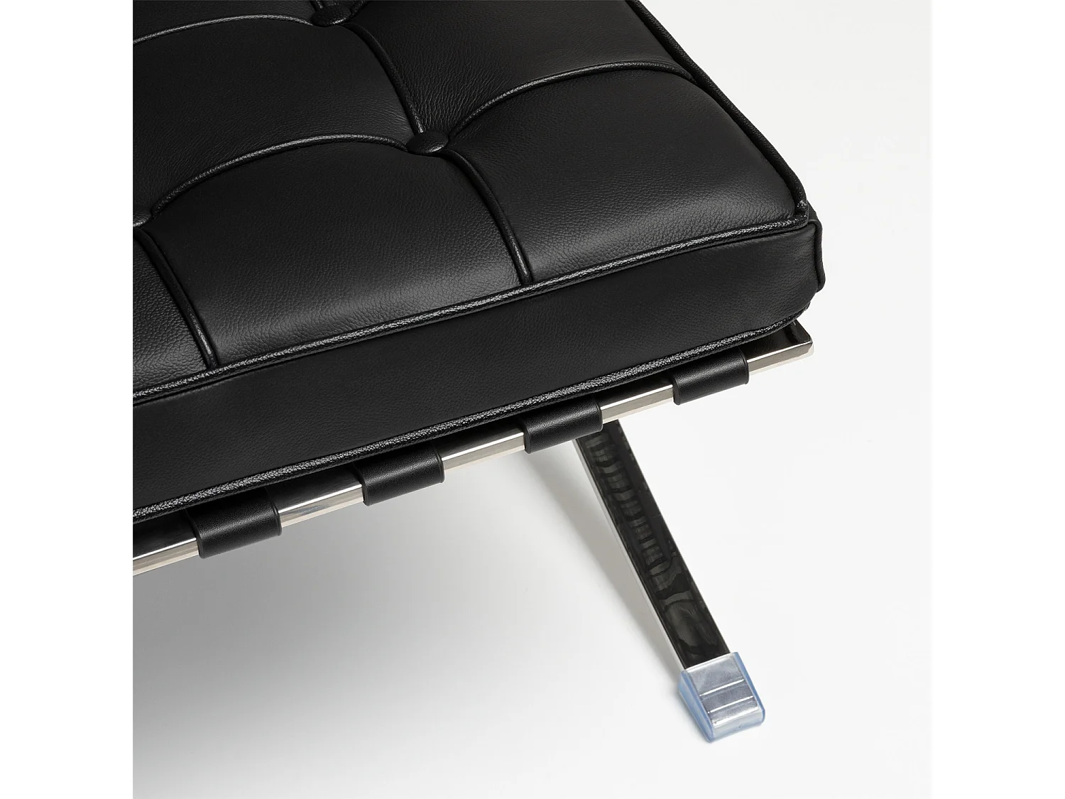 Fauteuil capitonné cuir noir Barka