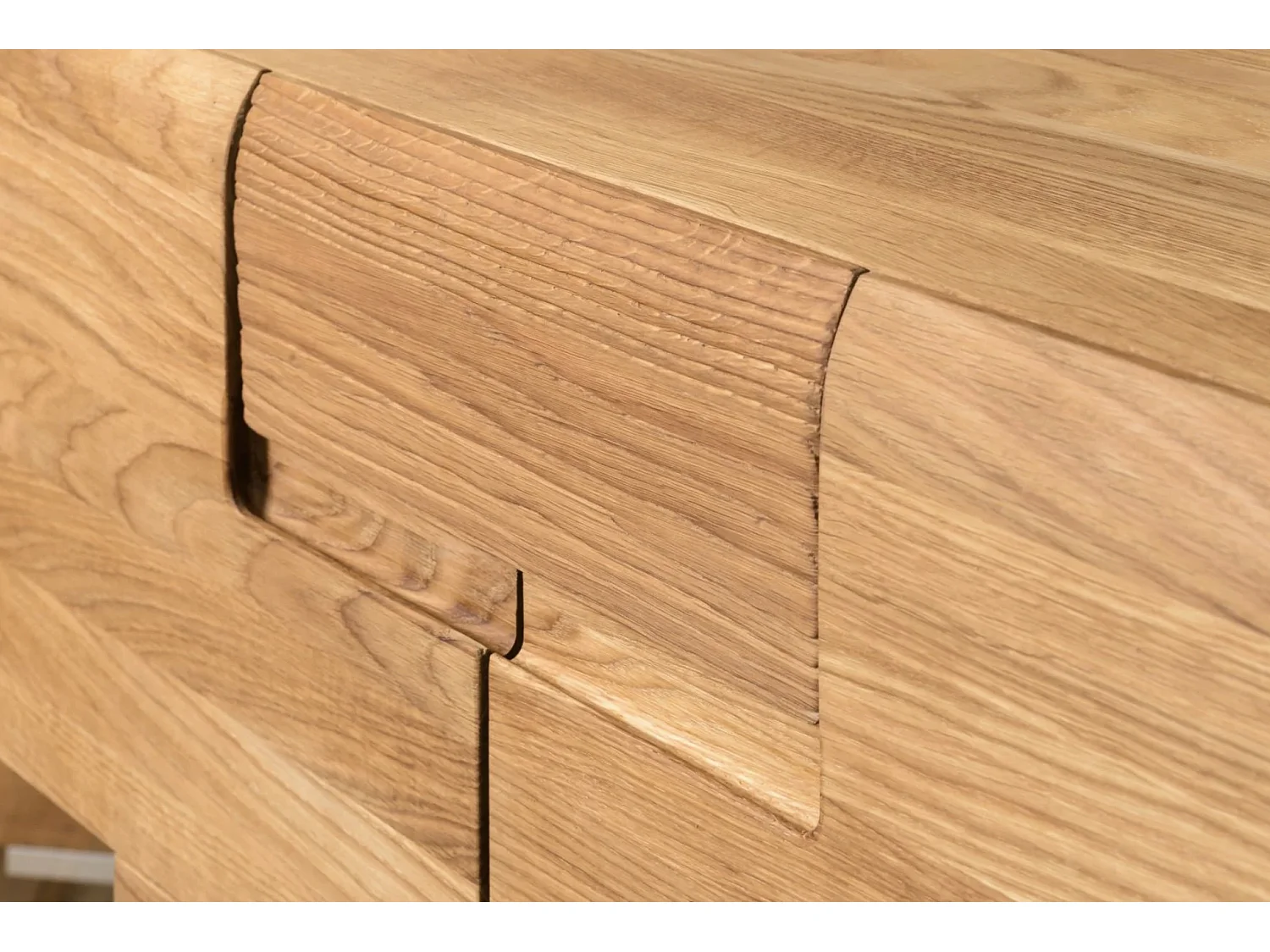 Aparador con expositor en madera maciza de roble miel Divina 100 cm