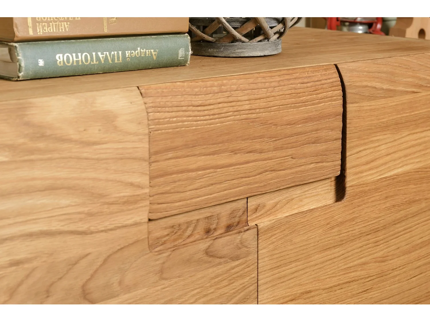 Aparador con expositor en madera maciza de roble miel Divina 100 cm