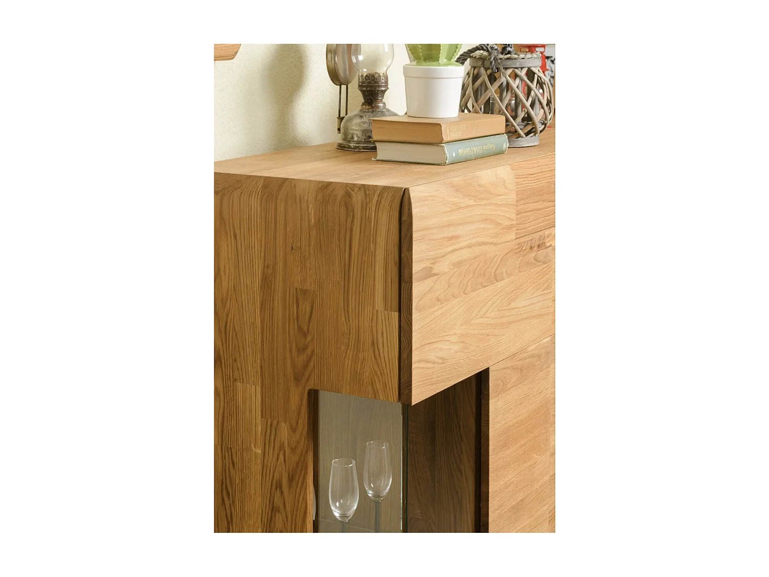 Aparador con expositor en madera maciza de roble miel Divina 100 cm