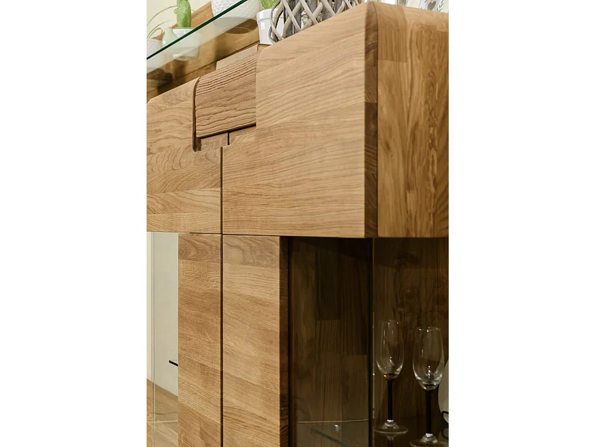 Aparador con expositor en madera maciza de roble miel Divina 100 cm