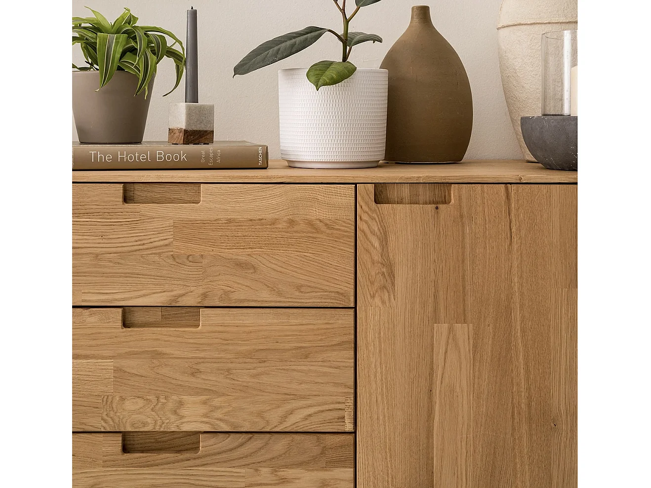 Aparador Kundy madera maciza de roble 2 puertas 4 cajones 160 cm