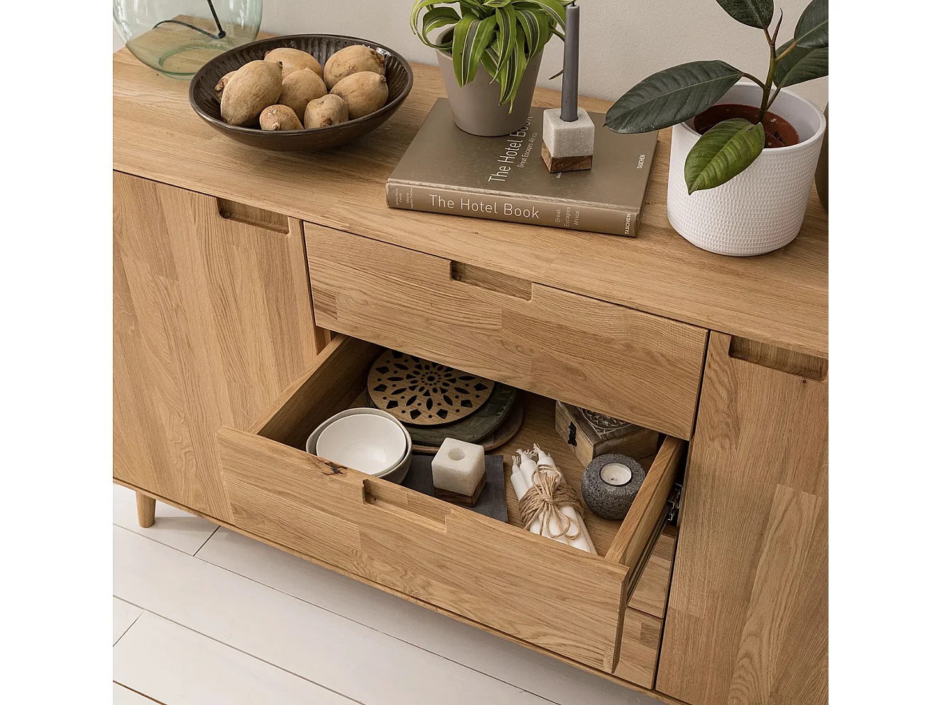 Aparador Kundy madera maciza de roble 2 puertas 4 cajones 160 cm