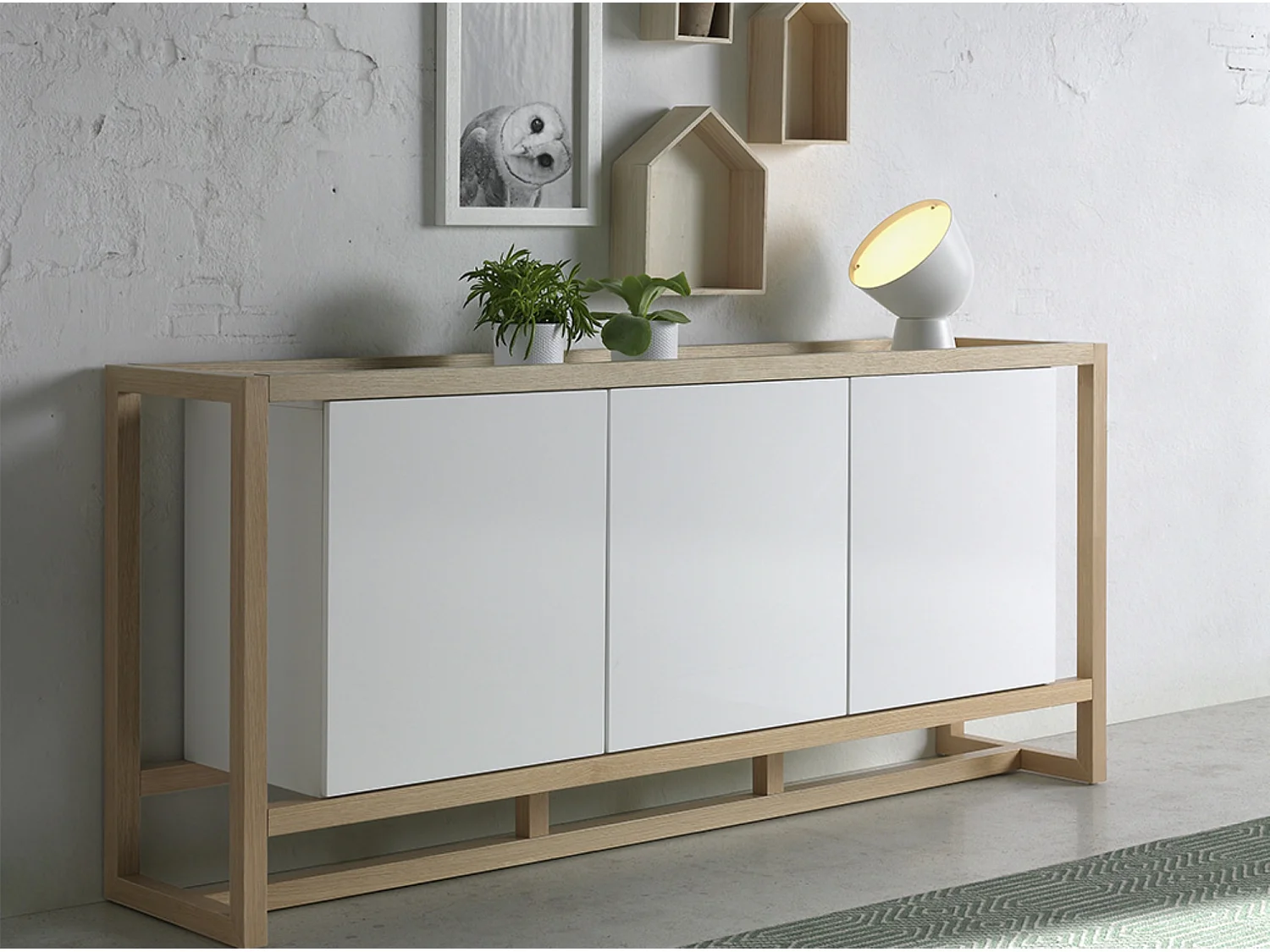 Aparador de 3 puertas de madera lacada en blanco y haya natural Valeto 195 cm