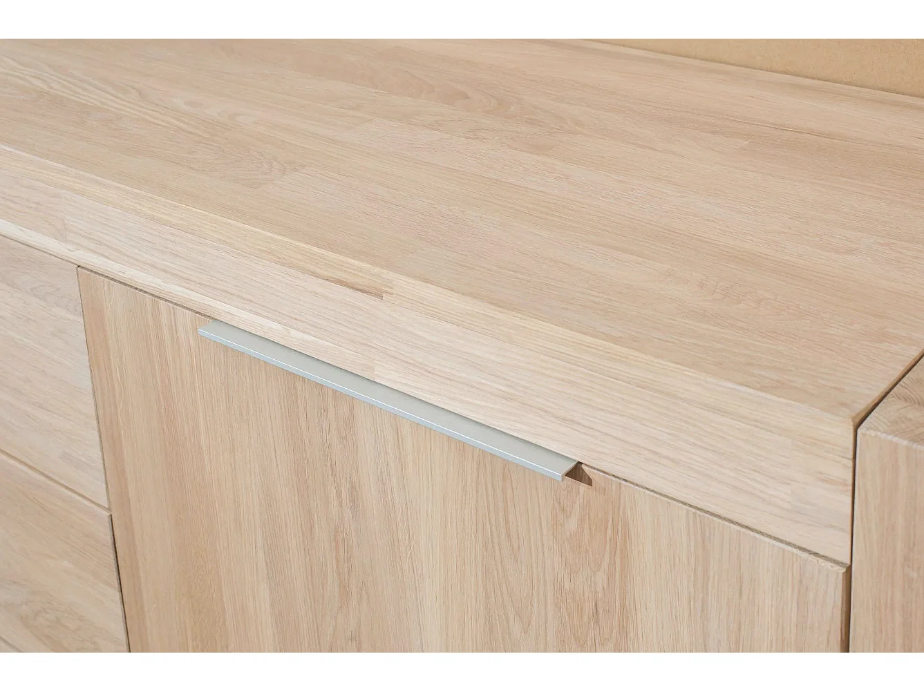 Aparador Nordo roble macizo blanqueado 2 puertas 3 cajones 228 cm