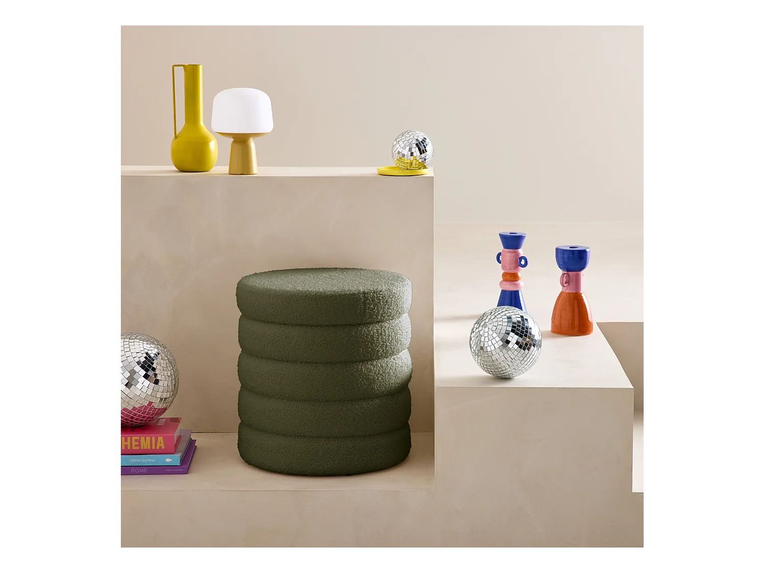 Tabouret en bouclettes kaki avec coffre de rangement intégré