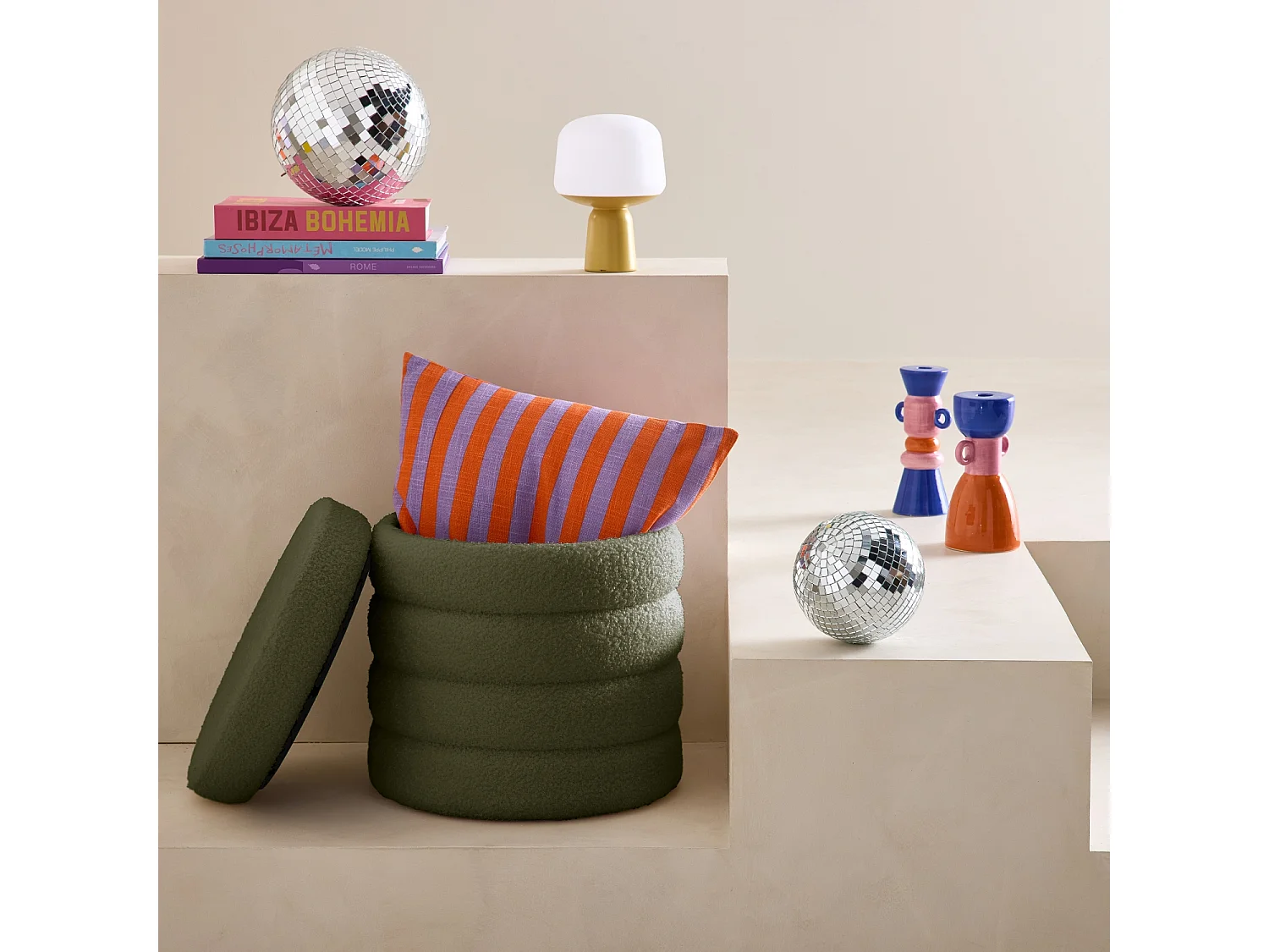 Tabouret en bouclettes kaki avec coffre de rangement intégré