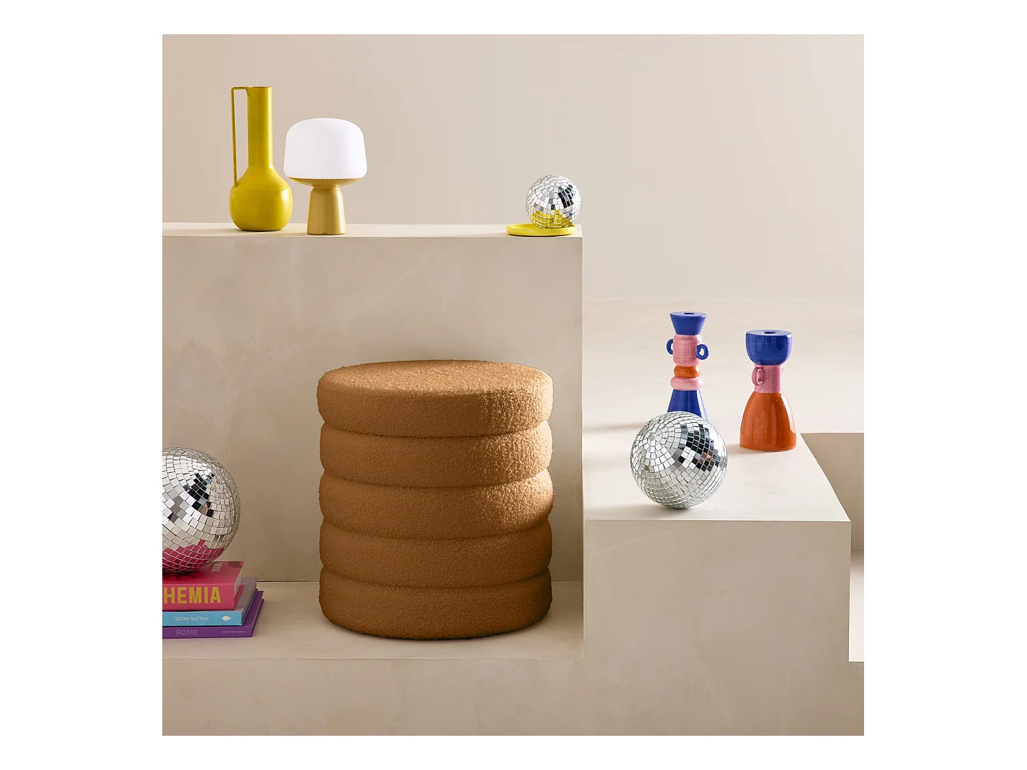 Tabouret en bouclettes rouille avec coffre de rangement intégré