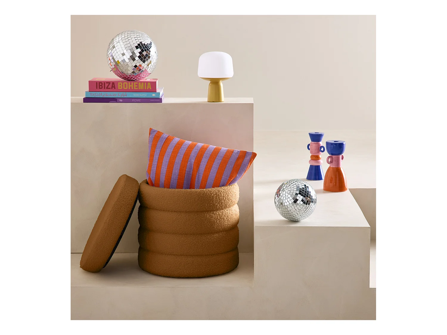 Tabouret en bouclettes rouille avec coffre de rangement intégré