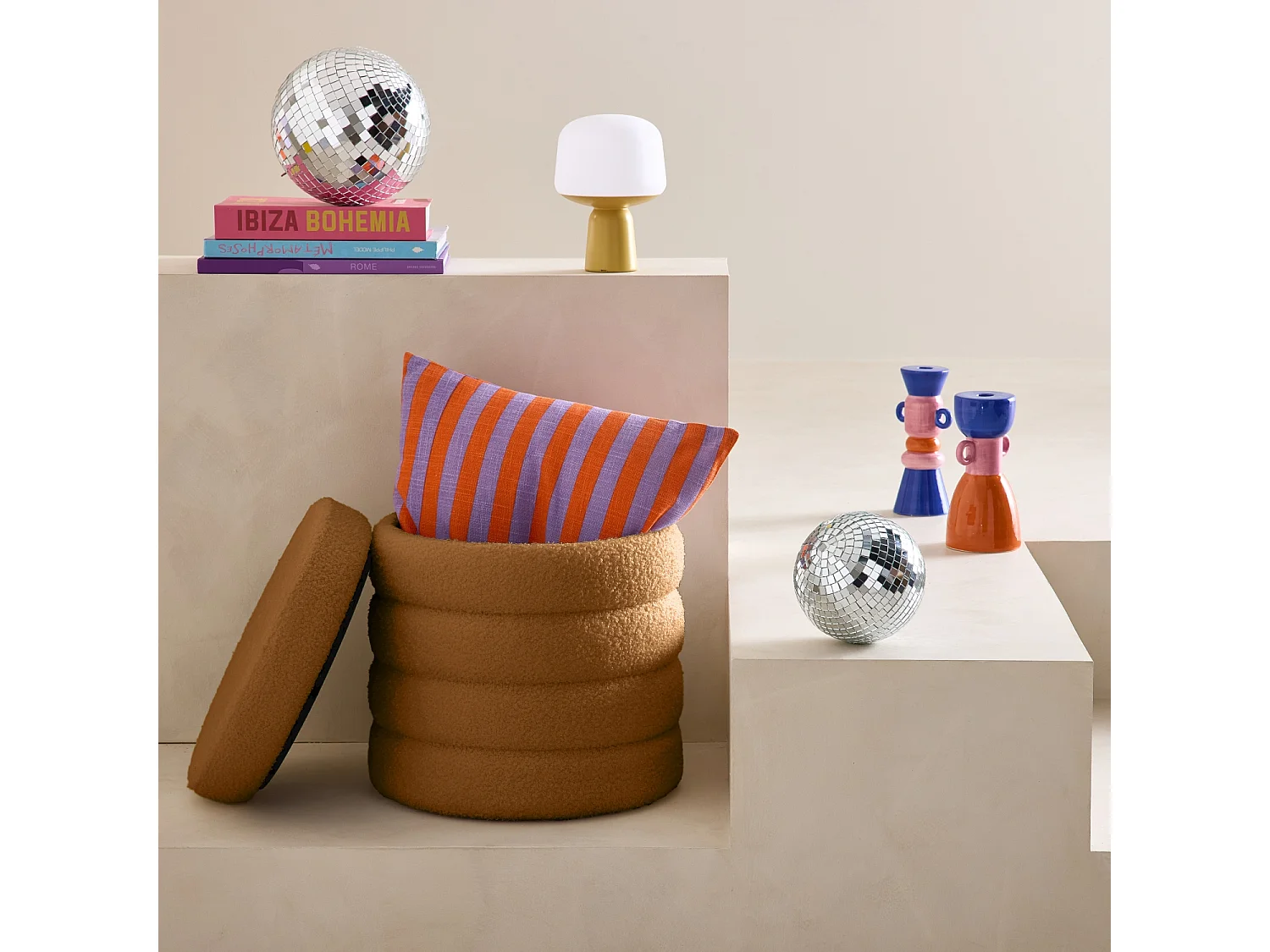 Sgabello con vano bouclé, color ruggine