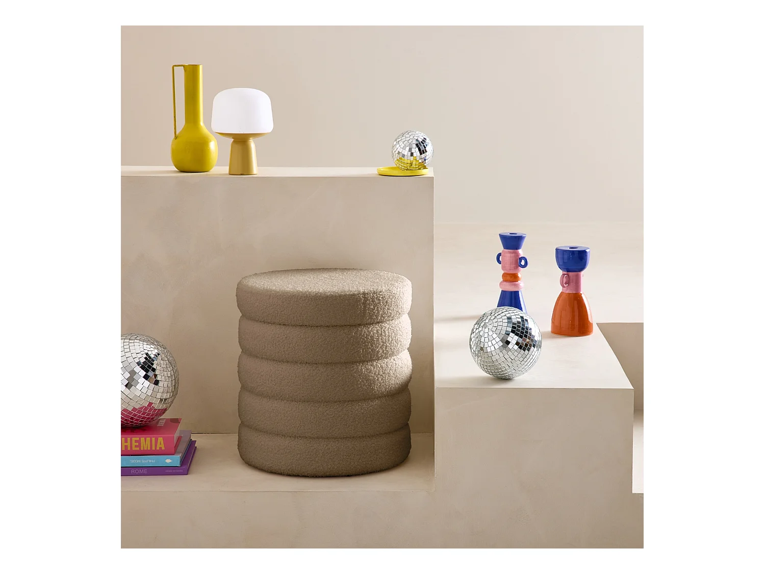 Tabouret en bouclettes taupe avec coffre de rangement intégré